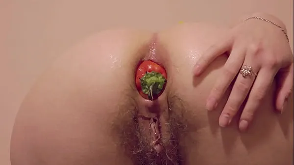 HD Best Extreme Vegetable Anal Insertion! Doggy style brunette fucks her hairy asshole and shows her gaping booty. Homemade fetish in the kitchen najboljši videoposnetki