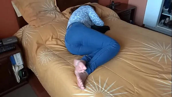 HD Stepson spies on mother and enjoys her big ass in jean, masturbates and cums on her tits Video teratas