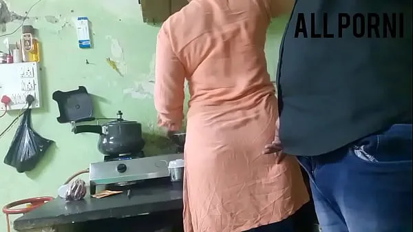 高清Indian step father-in-law fucks daughter-in-law while cooking热门视频