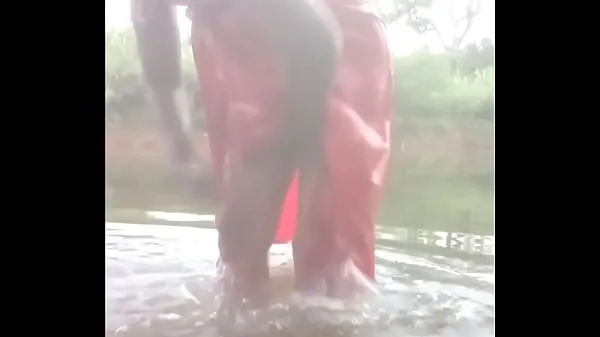 HD Indisches Dorf Desi Tante Topless Outdoor Bath mit Onkel Capture Shakshi Top-Videos