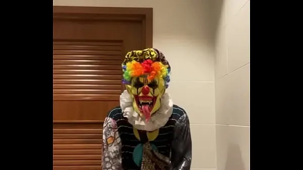 HD Lila Lovely takes a bathroom break with Gibby The Clown topp videoer