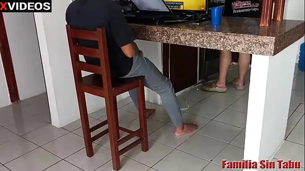 HD How to fuck your colleggiala hot sexy perverted gets fucked by her stepbrother behind her parents who is distracted in the kitchen κορυφαία βίντεο