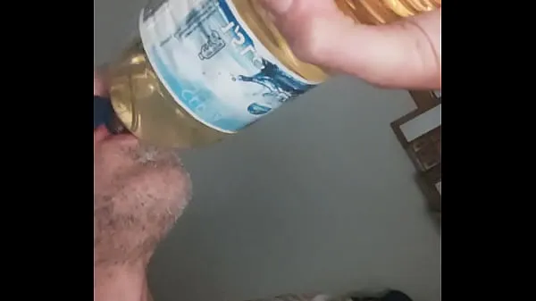HD Chugging 1,5 litres of male piss, swallowing all until last drop part two suosituinta videota
