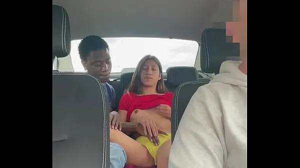 HD Hidden camera records a young couple fucking in a taxi Video teratas