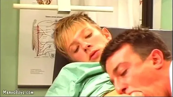 HD Horny gay doc seduces an adorable blond youngster วิดีโอยอดนิยม