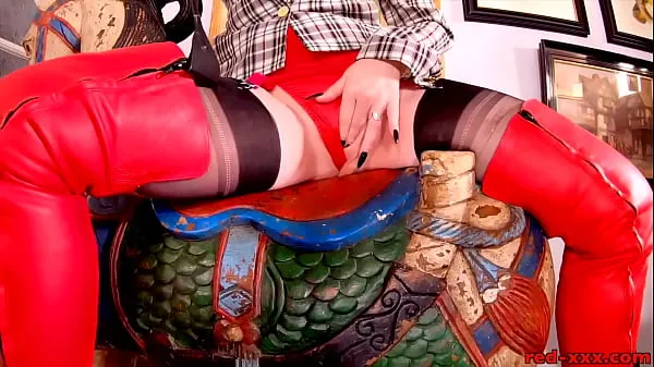 HD Hot MILF Red XXX in her sexy red thigh high boots nejlepší videa