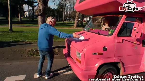 HD Grandpa picks up German teen on the street and fucks her in the car nejlepší videa