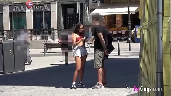 HD Young 'n shy babe seduces random guys in the streets of Madrid topp videoer