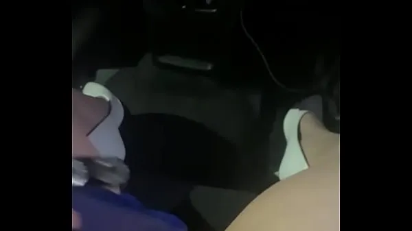 HD Hot nymphet shoves a toy up her pussy in uber car and then lets the driver stick his fingers in her pussy najboljši videoposnetki