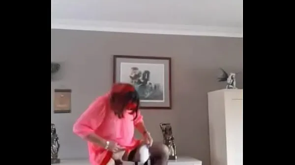 HD Sissy Christine clean the house as requested Video teratas