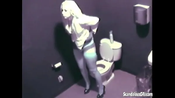 HD Blonde Babe masturbate on confort room caugh on cam Video teratas