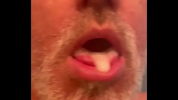 HD Me licking my own cum from my hand, and swallowing my load Video teratas