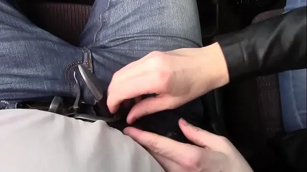 HD Milking husband cock in car (with handcuffs najboljši videoposnetki