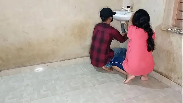 HD-quenched the thirst of her pussy with a young plumber! XXX Plumber Sex in Hindi voice bästa videor