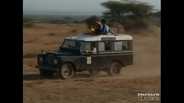 HD Yelena Schieffer Enjoys a Gangbang After the Safari Video teratas