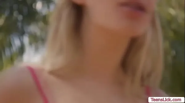 HD Teen blonde confronts her busy friend while they are on a that,they start kissing and licking their pink pussies on the couch Video teratas