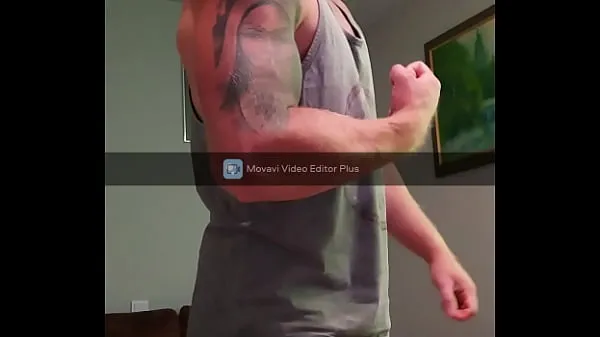 HD Muscular guy is showing body and jerking off in home Video teratas