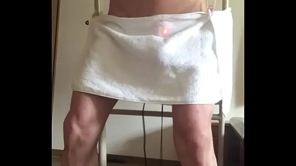 HD-The penis hidden with a towel comes off when it moves and is exposed. I endure it, but a powerful vibrator explodes and eventually the towel falls. Ejaculate in 1 minute of premature ejaculation bästa videor