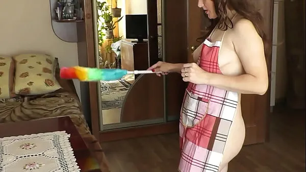 HD MILF sexy brunette Frina naked cleans apartment and sings song "Katyusha". Booty ass MILF natural tits. Naked mommy brunette MILF cleans room. Home nudism. No panties and bra Video teratas