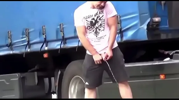 HD Trucker peeing in public κορυφαία βίντεο