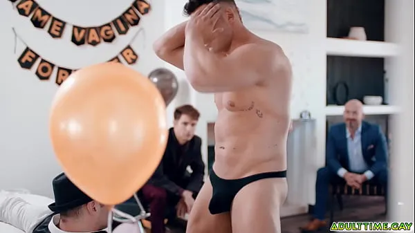 HD Straight groom-to-be gets a little surprise by his groomsmen! Michael Boston is fucked by male stripper Lucca Mazzi during his bachelor party najboljši videoposnetki