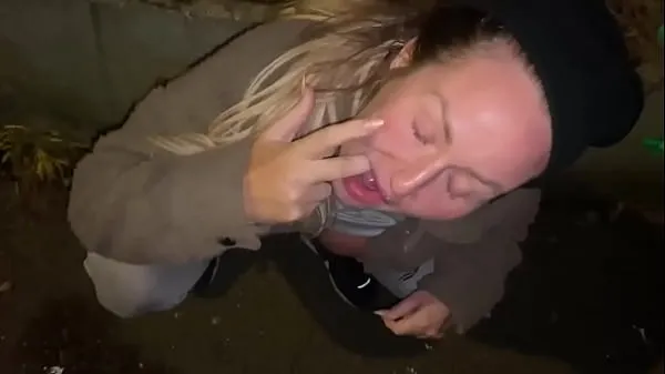 HD Offered a drink on the street to take a cum shot Video teratas
