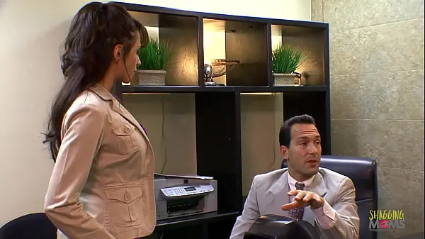 HD Office work gets stressful and the milf gets cheered up by having passionate group sex Video teratas