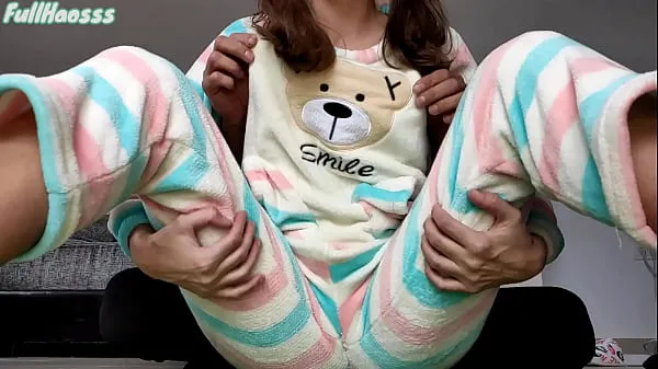 HD Stiefvater neckt kleine Titten und rasierte Muschi im Pyjama Top-Videos