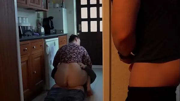 HD Husband Wanks as He Watches Big Booty Wife Get Cum in Tight Pussy أعلى مقاطع الفيديو