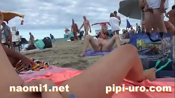 HD-girl masturbate on beach topvideo's