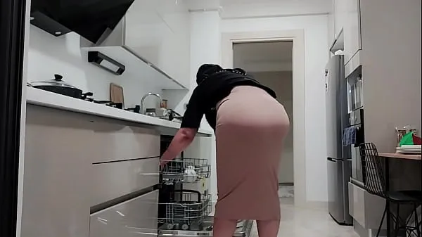 HD my stepmother wears a skirt for me and shows me her big butt Video teratas