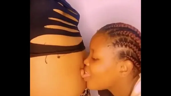HD Black woman lick a super ticklish big outie navel Video teratas