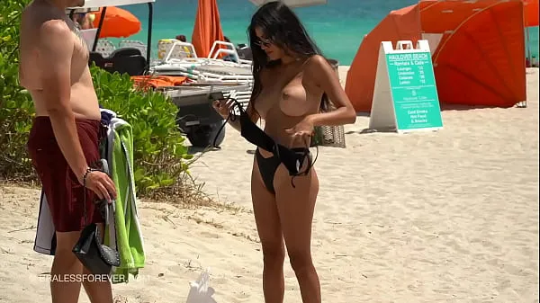 HD Huge boob hotwife at the beach najboljši videoposnetki