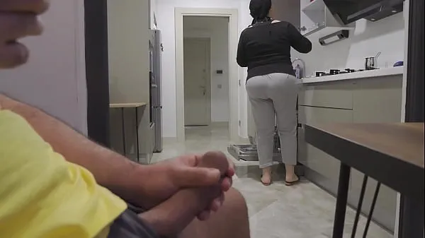 HD Huge Ass Hijab Maid catches me jacking off in the Kitchen أعلى مقاطع الفيديو
