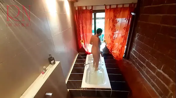 HD Do you want to fuck a chick who washes her ass and pussy in the shower? Security camera in the bath วิดีโอยอดนิยม