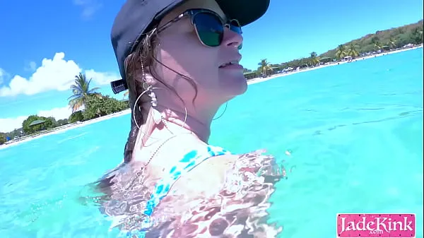 HD Pareja de vacaciones follando en público en la playa bajo el agua creampie los mejores videos