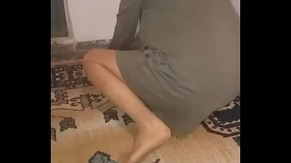 HD Mature Turkish woman wipes carpet with sexy tulle socks Video teratas