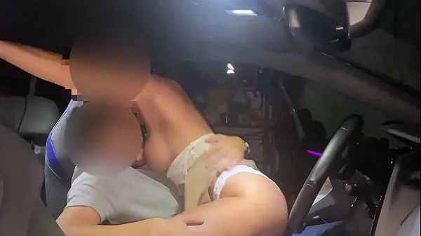 HD-Real amateur couple car sex. Handjob while driving and fucked in the parking lot topvideo's