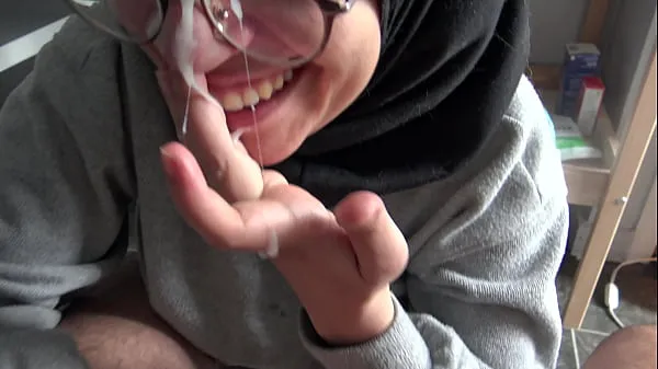 HD A Muslim girl is disturbed when she sees her teachers big French cock nejlepší videa