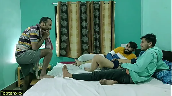 HD Three boyfriend fucking cheating Girlfriend together! Hindi Foursome Sex najboljši videoposnetki