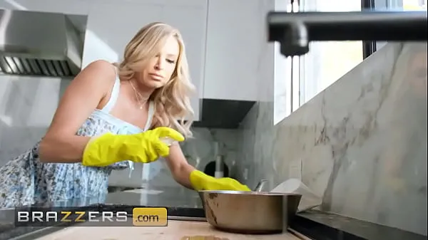 HD-Emma Hix Seduces The Plumber By Sitting On His Face & Grabbing HIs Dick While He Works - BRAZZERS topvideo's