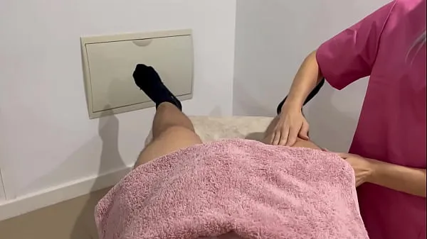HD-The masseuse who is a friend of my girlfriend gets horny and gives me a handjob and a blowjob until I finish cumming topvideo's