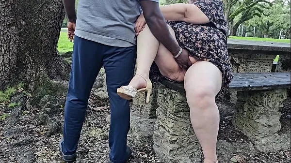 HD Big ass Pawg hijab Muslim Milf pissing outdoor in the park and getting pussy fingered by stranger κορυφαία βίντεο