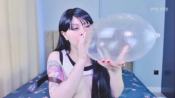 HD Pervert teen Tifa Lockhart loves to blow bubble gum, condoms and balloons to get a huge orgasm topp videoer