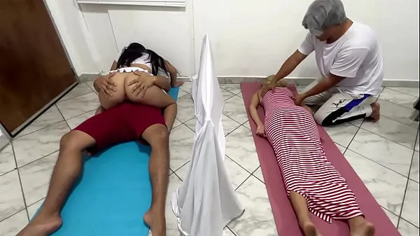 HD I FUCK THE BEAUTIFUL WOMAN MASSEUSE NEXT TO MY WIFE WHILE THEY GIVE HER MASSAGES - COUPLE MASSAGE SALON i migliori video