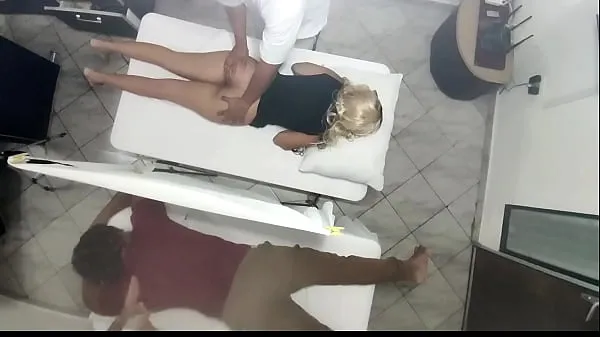 Video HD Erotic Massage on the Body of the Beautiful Wife next to her Husband in the Couples Massage Parlor It was Recorded How the Wife is Manipulated by the Doctor and Then Fucked next to her Husband NTR hàng đầu