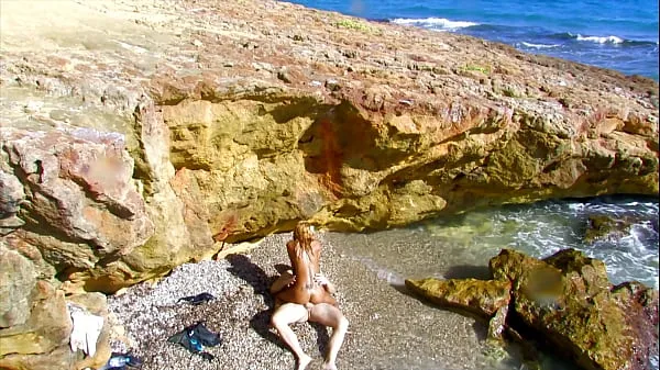 HD Sexy Cubanita Fucks On A Spanish Public Beach κορυφαία βίντεο