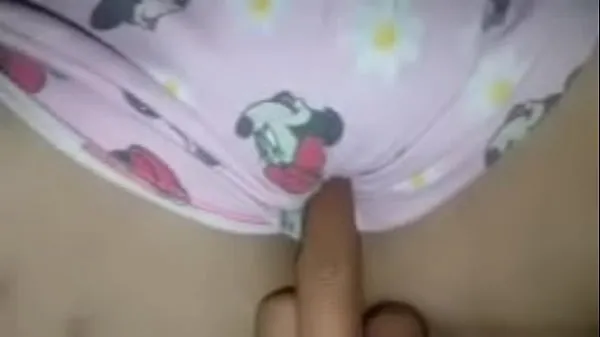HD Spreading the beautiful girl's pussy, giving her a cock to suck until the cum filled her mouth, then still pushing the cock into her clitoris, fucking her pussy with loud moans, making her extremely aroused, she masturbated twice and cummed a lot κορυφαία βίντεο