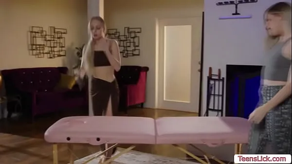 HD Teen masseuse enjoys licking her customers pussy Video teratas