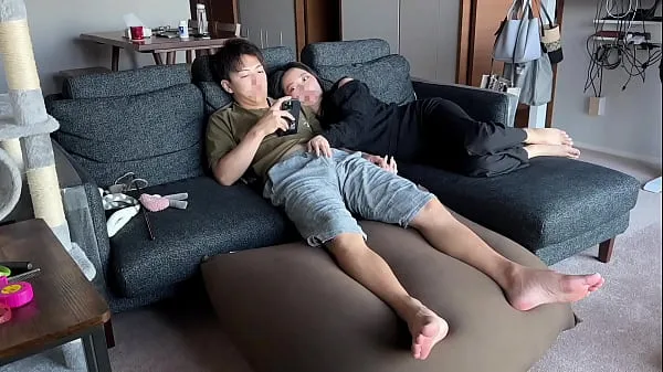 HD Sneak peak】Perverted girl came close to the guy chilling on sofa and Video teratas
